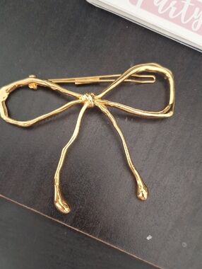 lelet NY Gold Bow Knot Hair Clip — Sleek Metallic Accent